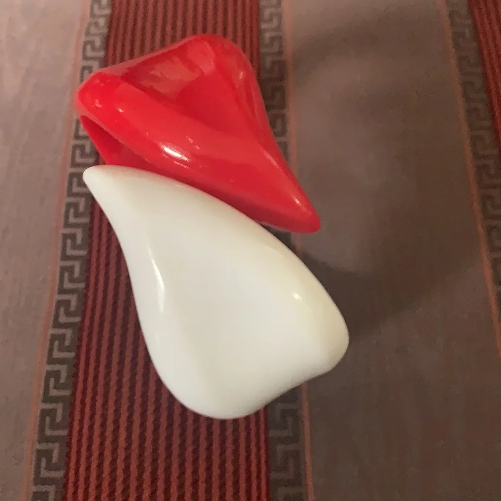 Vintage lucite hinged bracelet - Picture 3 of 3